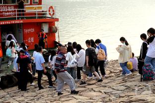 真没手感！邹雨宸半场7投0中一分未得 但拼下4个前场板